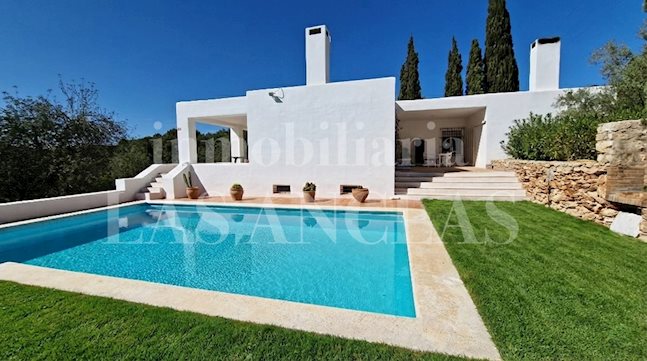 Ibiza entre Ibiza y Sta. Eulalia - Atractiva casa con piscina y preciosas vistas al campo en venta
