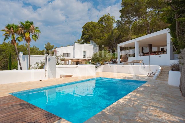 Ibiza San José - Villa with Mediterranean charm, many relaxing areas and sea views for sale