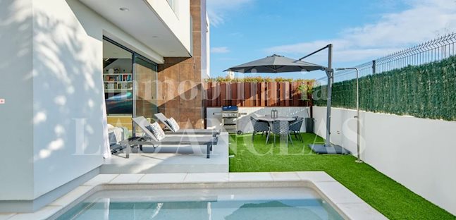 Ibiza Talamanca - Modern halfvrijstaand huis met privézwembad op uitstekende locatie te koop