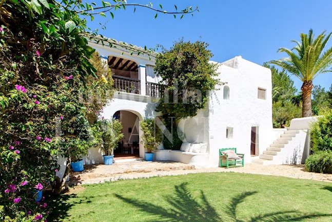 Ibiza San Rafael - Splendida finca ibizenca autentica con ampia zona piscina e circondata da un giardino lussureggiante in vendita