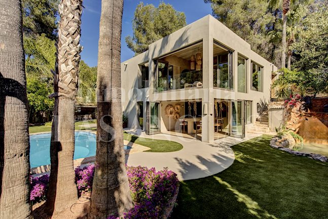 Ibiza Jesús - Gerenoveerde villa met mediterrane charme en comfort te koop