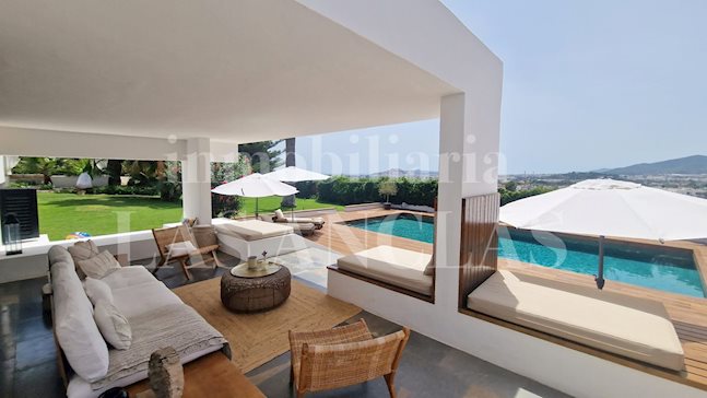 Ibiza Jesús - Bright villa with pleasant outdoor areas and tourist rental licence for 12 persons for sale
