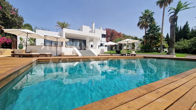 Ibiza Jesús - Soleada villa con agradables zonas al aire libre y licencia turística para 12 personas para comprar