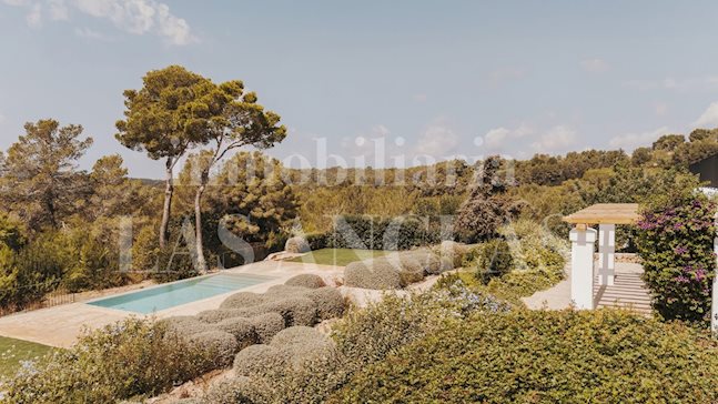 Ibiza Santa Gertrudis - Splendido casale ristrutturato da Blakstad, circondato da ulivi e alberi da frutto in vendita