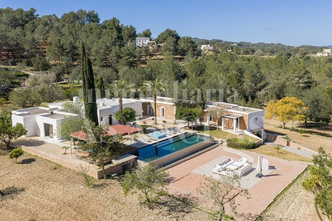 Ibiza Santa Eulalia - Privat resort omgivet af natur med udlejningslicens til 12 personer til salg