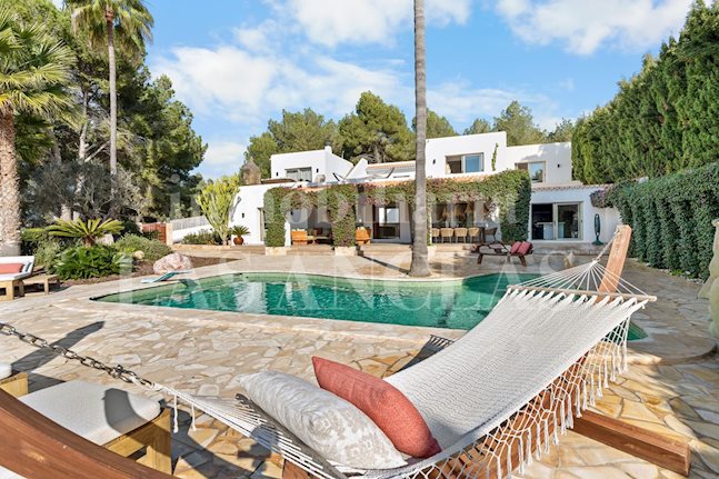 Ibiza Jesús - Elegant, renovated villa with paddle tennis court and views of the old town for sale
