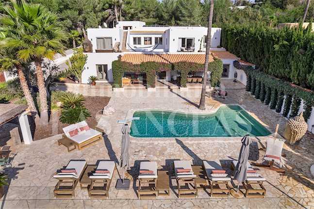 Ibiza Jesús - Elegante villa ristrutturata con campo da paddle tennis e vista sulla città vecchia per acquistare