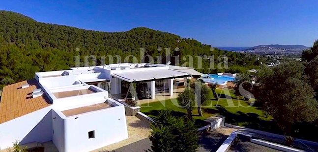 Ibiza Jesús - Villa di lusso al piano terra con personale e foresteria in vendita