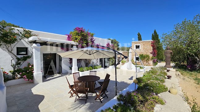 Ibiza Santa Eulalia - Majestic ibizan country house with tourist licence and guest house to buy