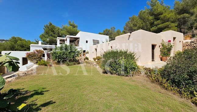 Ibiza Jesús - Charmante gerenoveerde finca met verschillende gastenverblijven op een idyllische locatie kopen