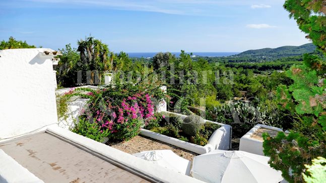 Ibiza San Carlos - Autentica finca con alloggio per gli ospiti in una posizione tranquilla con una vista mozzafiato sul mare per acquistare
