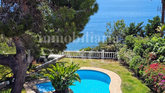 Ibiza San Carlos - Spaziosa villa mediterranea di fronte al mare e con vista mozzafiato per acquistare