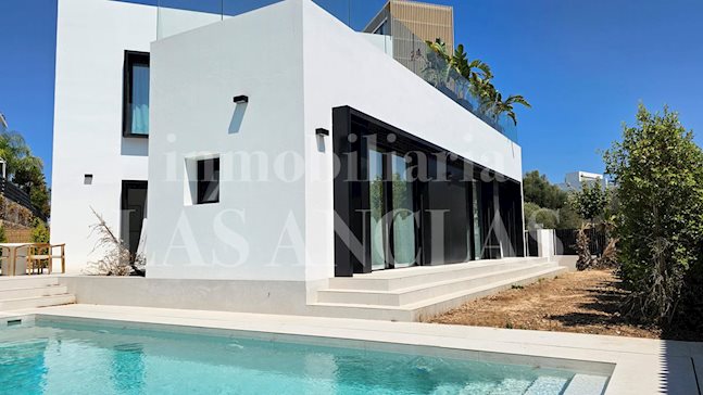 Ibiza Talamanca - Turn-key villa with 2 swimming pools in a residential area close to the beach for sale