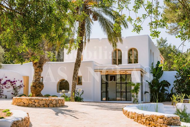 Ibiza San José - Elegante finca ristrutturata immersa in una valle di pura privacy in vendita