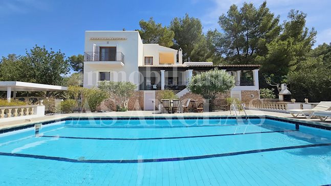 Ibiza Jesús - Beautiful finca style villa with tourist licence, tennis court and sea view to buy