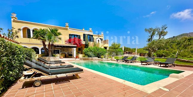 Ibiza San José - Einzigartiger Rückzugsort! Wunderschöne Finca von 3 Einheiten mit tollem Garten und Panoramablick im Verkauf
