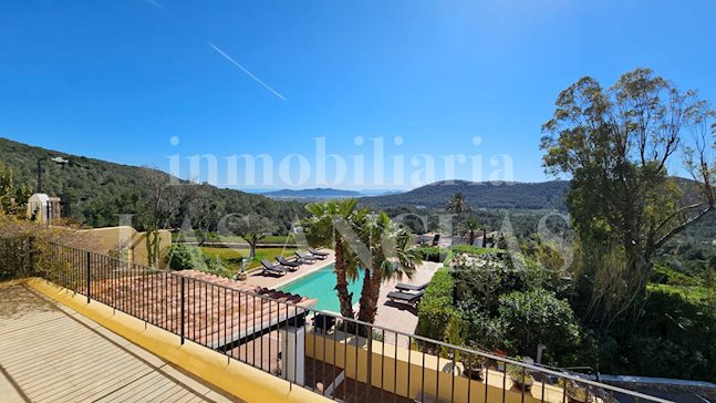 Ibiza San José - Un rifugio unico! Splendida finca di 3 unità separate, circondata da un giardino lussureggiante e da viste panoramiche in vendita