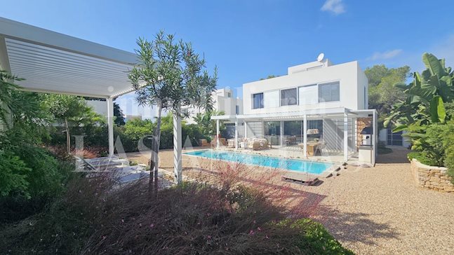 Ibiza Cala Llenya - Luminosa y elegante villa con casa de invitados andando a la playa en venta