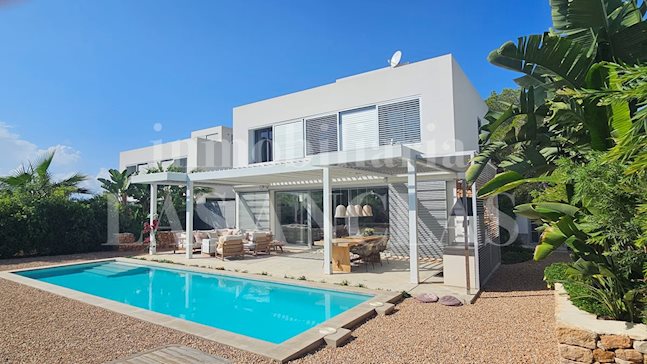 Ibiza Cala Llenya - Stylish villa with guest house just a few meters from the beach for sale