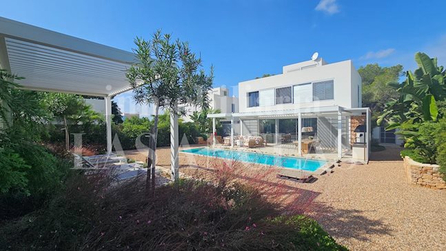 Ibiza Cala Llenya - Bright and elegant villa with guest house within walking distance of the beach for sale