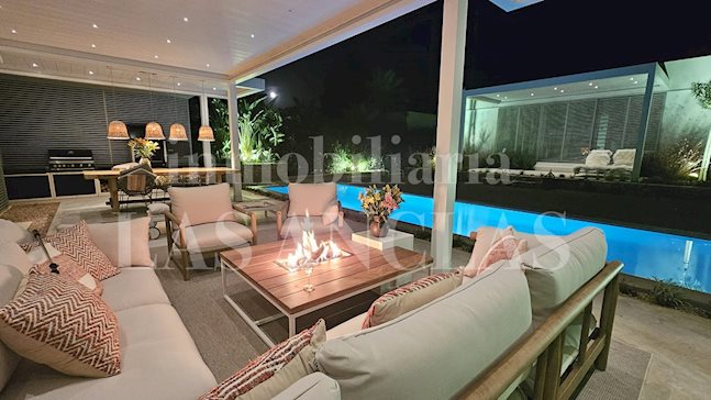 Ibiza Cala Llenya - Villa lumineuse et entièrement meublée avec maison d'amis, située à quelques pas de la plage à vendre