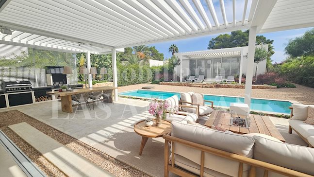 Ibiza Cala Llenya - Bright and elegant villa with guest house within walking distance of the beach for sale