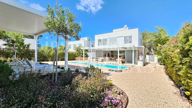 Ibiza Cala Llenya - Villa moderna e chic con guest house a pochi passi dalla spiaggia in vendita