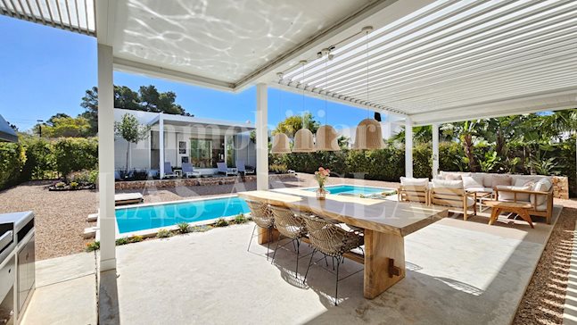 Ibiza Cala Llenya - Luminosa y elegante villa con casa de invitados andando a la playa en venta