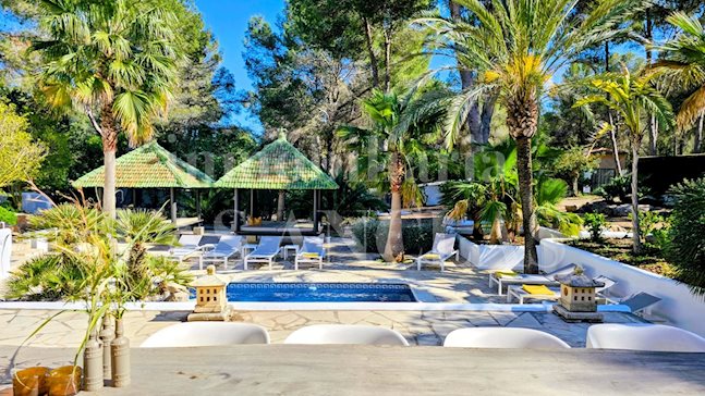 Ibiza Es Cubells - Estilosa villa con acogedoras zonas al aire libre en un lugar privado para comprar
