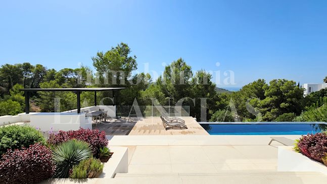 Ibiza Jesús - Erlesene Luxusvilla mit erstklassiger Ausstattung und Blick auf das Meer und Dalt Vila im Verkauf