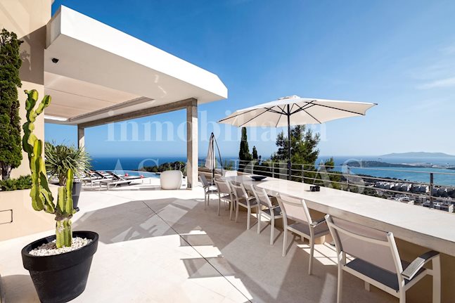 Ibiza Talamanca - Magnificent villa of extraordinary architecture with tourist licence and unique views to buy