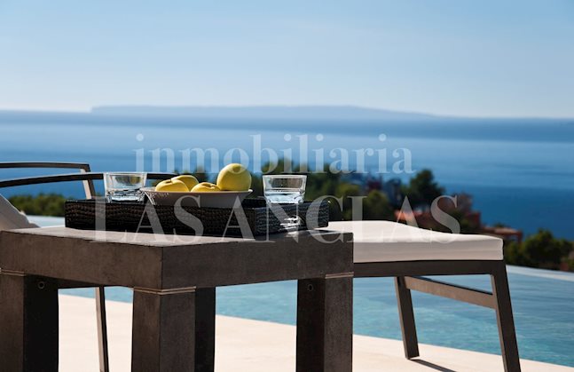 Ibiza Talamanca - Traumhafte Villa von besonderer Architektur mit Vermietungslizenz und einzigartigem Blick kaufen